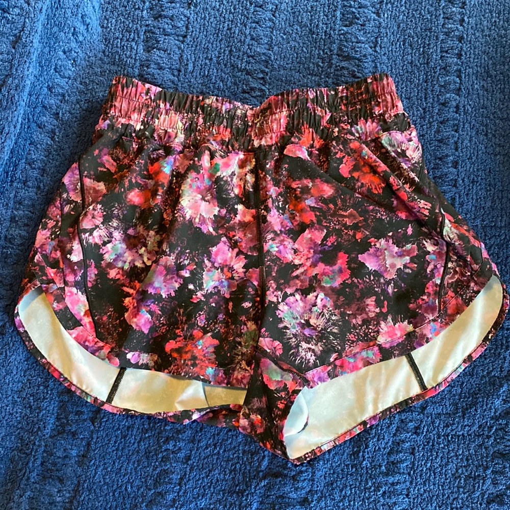 DISCOUNT SHIP!🚛Lululemon track that high rise short 5”; dark floral; sz 8